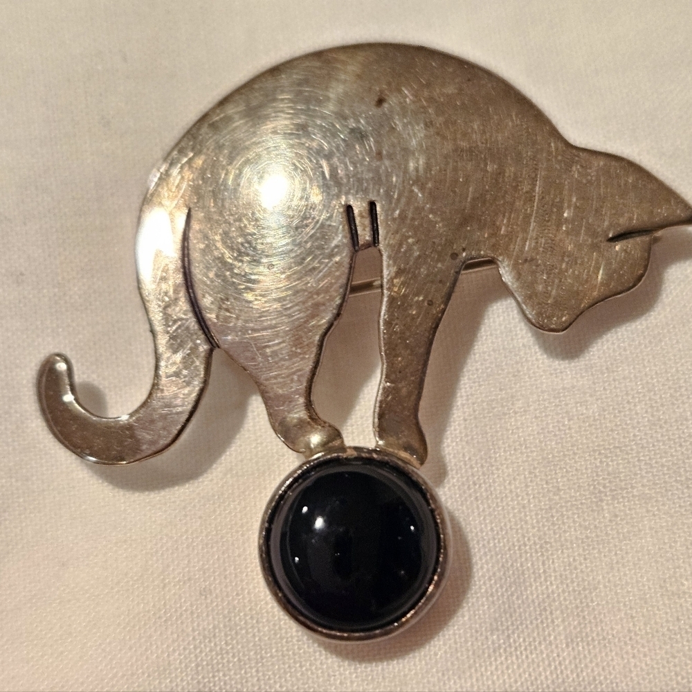 H Sterling Cat On An Onyx Ball Brooch Lapel Pin Native American Art? Vintage